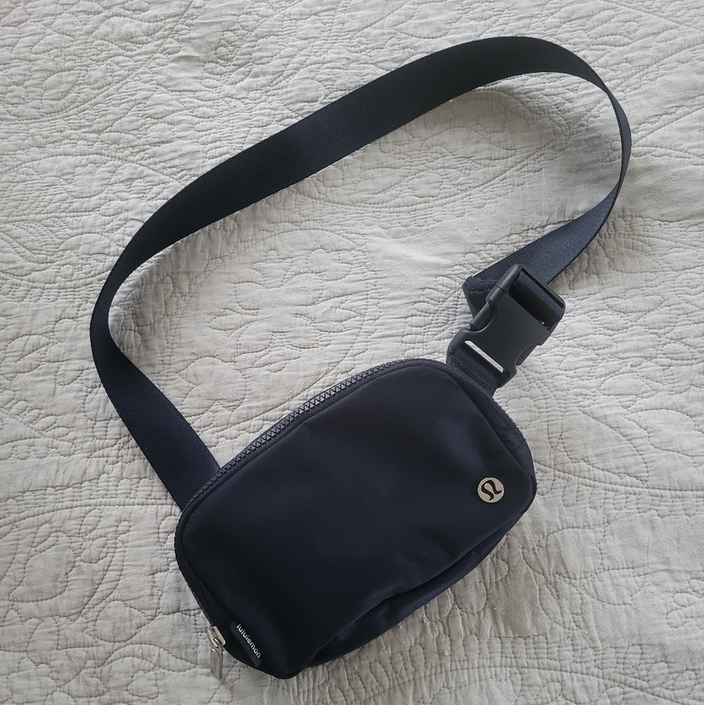Lululemon Belt Bag in Navy